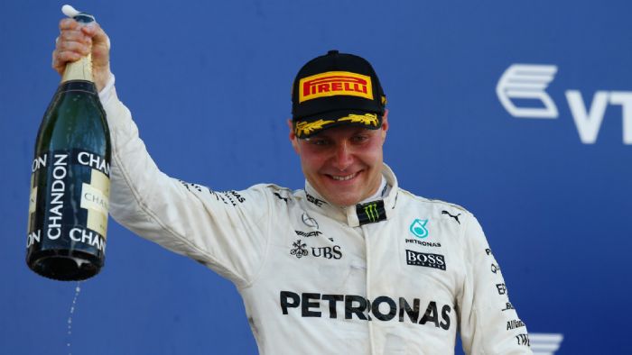 O Valtteri Bottas πήρε σήμερα με τη Mercedes στη Ρωσία την πρώτη νίκη της καριέρας του στην F1. Για να το καταφέρει έπρεπε να κρατήσει πίσω του την Ferrari του Sebastian Vettel.