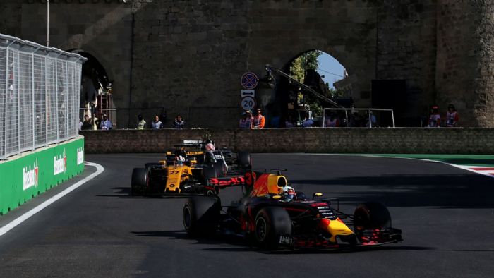 Το μόνο που έπρεπε να κάνει ο Daniel Ricciardo ήταν μια εξαιρετική διπλή προσπέραση, που τον έφερε από έκτο, τρίτο. Μόλις ξέπλεξε με τα παιδιαρίσματα των πρωτοπόρων, ο Αυστραλός της Red Bull βρέθηκε μ