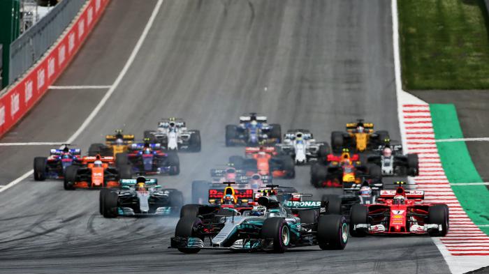 Η εκκίνηση του αγώνα ήταν δραματική, καθώς ο Bottas ξεκίνησε τόσο ιδανικά που οι αγωνοδίκες εξέτεσαν το ενδεχόμενο της άκυρης εκκίνησης. Αθωώθηκε, παρόλα τα παράπονα του Vettel.