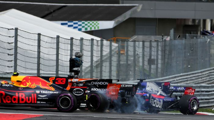 Στην 1η στροφή, ο Kvyat άργησε να πέσει στα φρένα, στέλνοντας την Toro Rosso πάνω στην McLaren του Alonso, που με τη σειρά του έφυγε προς την Red Bull του Verstappen. Οι δύο «αθώοι» οδηγοί εγκατέλειψαν ενώ ο «ένοχος» Kvyat πήρε ποινή.