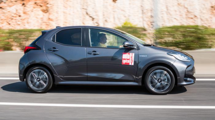 Με επιλεγμένο ECO driving mode και κινούμενο αποκλειστικά εντός πόλης το υβριδικό Toyota Yaris «καίει» ακόμη και 3,5 λτ./100 χλμ.. Με επιλεγμένο ECO driving mode και κινούμενο αποκλειστικά εντός πόλης το υβριδικό Toyota Yaris «καίει» ακόμη και 3,5 λτ./100 χλμ..
