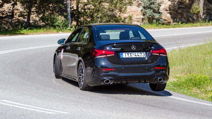 Η ΑΜG A35 Sedan συνδυάζει εξαιρετικά την άνεση με την δυναμική συμπεριφορά, εκφράζοντας τον σπορ χαρακτήρα της όταν πιεστεί. Η ΑΜG A35 Sedan συνδυάζει εξαιρετικά την άνεση με την δυναμική συμπεριφορά, εκφράζοντας τον σπορ χαρακτήρα της όταν πιεστεί.