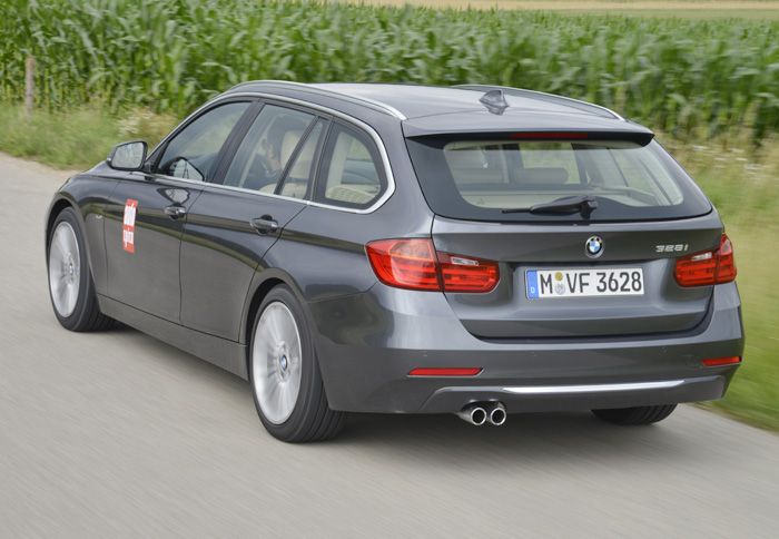Στον τομέα της εμφάνισης, το νέο πίσω τμήμα της BMW Σειρά 3 Touring δεν στερεί το δυναμισμό από τις γνώριμες γραμμές της 3άρας.