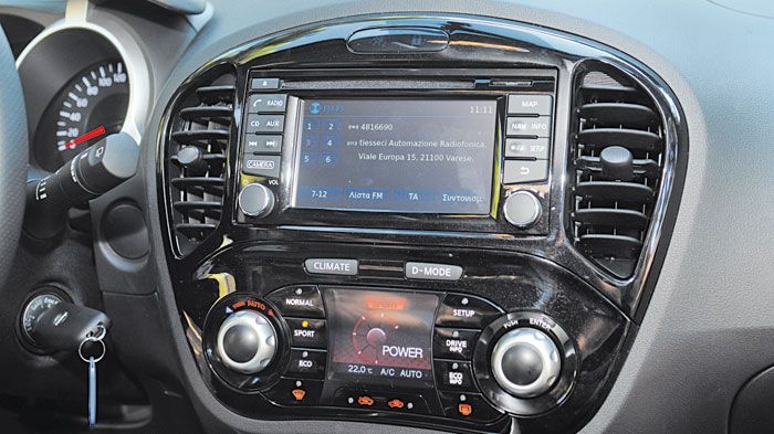 Το εντυπωσιακό Nissan Dynamic Control System, στο οποίο εναλλάσσονται οι ενδείξεις της ψηφιακής οθόνης, αλλά και αυτές των αναλογικών χειριστηρίων στο πλάι.
