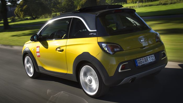 Το νέο Opel Adam Rocks είναι σταθερό σε κάθε είδους διαδρομή, ενώ οι στάνταρ 17άρες ζάντες ( 18άρες στο αυτοκίνητο που οδηγήσαμε), μετριάζουν κάπως τα επίπεδα άνεσης. 