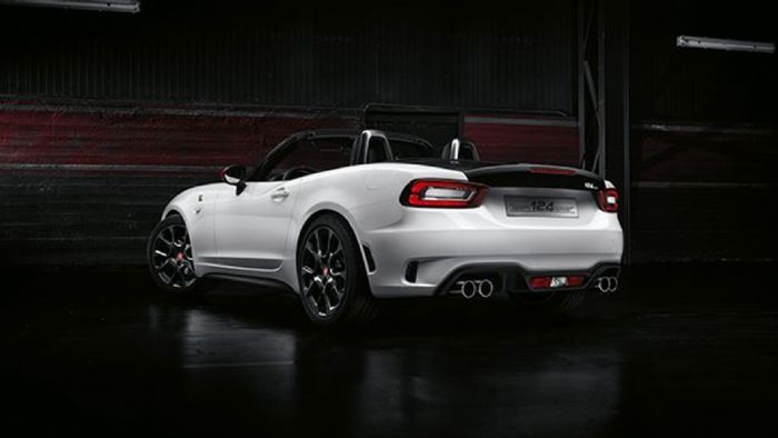 Το Abarth 124 Spider έχει σχέση βάρους προς ισχύ, της τάξης των 6,2 κιλών/ίππο -την καλύτερη της κατηγορίας του- ενώ προσφέρει 124 ίππους/λίτρο.