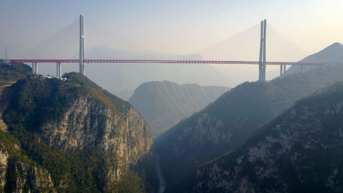 Η κατασκευή της γέφυρας Beipanjiang κράτησε μόλις 3 χρόνια, ενώ χρειάστηκαν 140 δις δολάρια για την ολοκλήρωσή της.