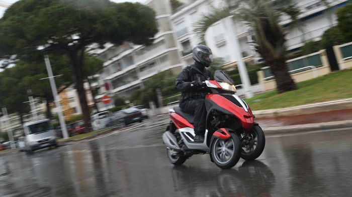 Και το αδιάβροχο πρέπει να προσφέρει, εκτός από προστασία, και άνεση, ώστε να οδηγείτε συγκεντρωμένοι.