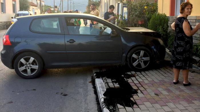 Mέσα στο αυτοκίνητο υπήρχαν δύο νεαροί οι οποίοι εγκατέλειψαν αμέσως το σημείο.
