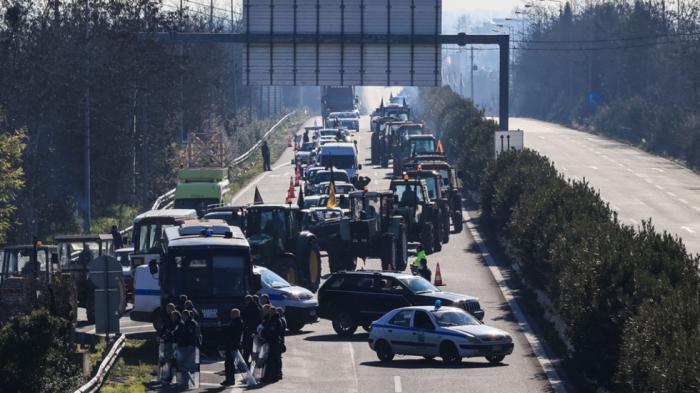 Έφτασαν τα 18 τα μπλόκα των αγροτών και αναμένονται να γίνουν και άλλα Έφτασαν τα 18 τα μπλόκα των αγροτών και αναμένονται να γίνουν και άλλα