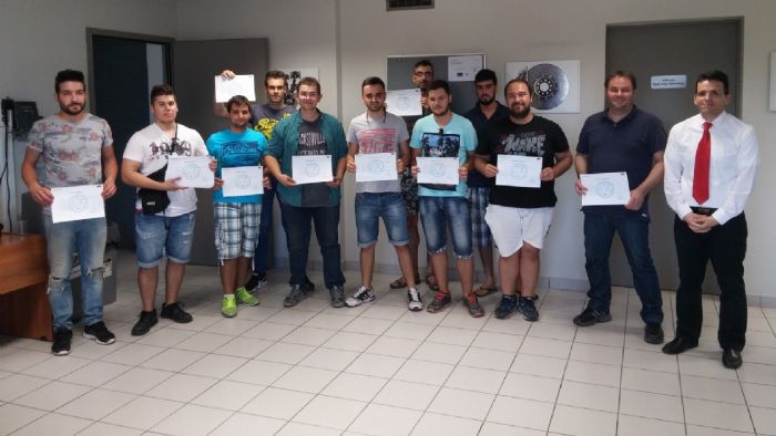 Οι μαθητές του ΙΕΚ ΑΚΜΗ μαζί με τον Τεχνικό Εκπαιδευτή της Kosmocar κύριο Λουκά Μπαφατάκη (πρώτος από δεξιά) ο οποίος ηγήθηκε των σεμιναρίων μαζί με τον κύριο Κατσούνη Κωνσταντίνο, Συντονιστή Τεχνικής
