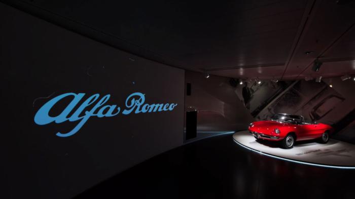 Το μουσείο της Alfa Romeo δείχνει τα εκθέματα με σβηστά τα φώτα! Το μουσείο της Alfa Romeo δείχνει τα εκθέματα με σβηστά τα φώτα!