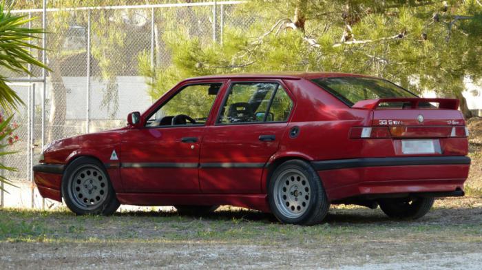Συνολικά κατασκευάστηκαν σχεδόν 1 εκατομμύριο μονάδες, στα 12 χρόνια παραγωγής της Alfa 33.