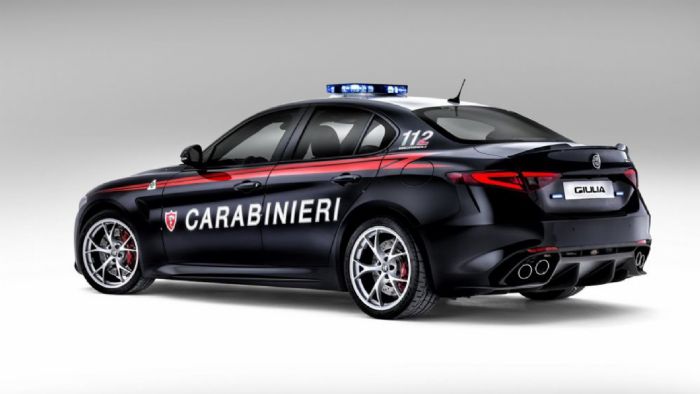 Οι δύο Giulia QV έχουν ντυθεί στο κλασσικό μπλε σκούρο χρώμα με κόκκινες λεπτομέρειες, που χαρακτηρίζει τα ιταλικά περιπολικά. Οι δύο Giulia QV έχουν ντυθεί στο κλασσικό μπλε σκούρο χρώμα με κόκκινες λεπτομέρειες, που χαρακτηρίζει τα ιταλικά περιπολικά.