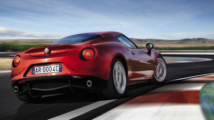 Η Alfa Romeo 4C παραγωγής (φωτό) πραγματοποιεί το 0-100 χλμ./ώρα σε 4.5 δλ. και έχει τελική ταχύτητα 250 χλμ./ώρα.