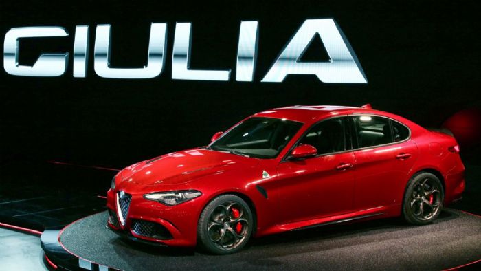 «Η Giulia έχει εμπνευστεί από το παρελθόν μας και συγκεκριμένα από την Alfa Romeo 156», δήλωσε o επικεφαλής σχεδιασμού Alessandro Maccolini.