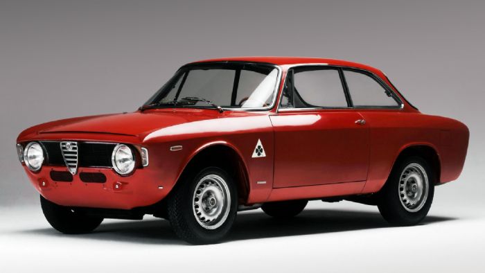 Η Giulia 1ης γενιάς αποτέλεσε ένα μοντέλο-έμβλημα για την Alfa Romeo. Έμεινε στην παραγωγή για 17 ολόκληρα χρόνια και διατέθηκε σε μια σειρά από διαφορετικές εκδόσεις και αμαξώματα.