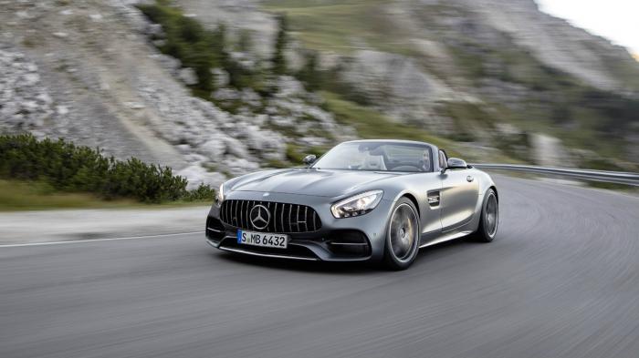 Η Mercedes-AMG GT C Roadster την οποία και βλέπετε στη εικόνα έχει το ίδιο εμπρός μέρος με την AMG GT R.