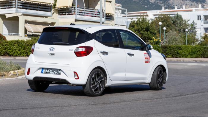 Το ανανεωμένο Hyundai i10 ξεχωρίζει κυρίως από τα κυψελοειδή φώτα ημέρας LED (DLR), που είναι ενσωματωμένα στη νέα σπορτίφ και φαρδιά μπροστινή μάσκα, αλλά και από τα πίσω που έχουν «υπογραφή» σχήματος μπούμερανγκ.