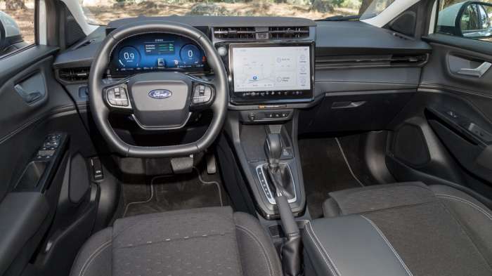 Στο ανανεωμένο Ford Puma το τιμόνι έγινε τετραγωνισμένο έτσι ώστε να βλέπεις τον πίνακα οργάνων και η στεφάνη να μην σου κρύβει το οπτικό πεδίο. Στο ανανεωμένο Ford Puma το τιμόνι έγινε τετραγωνισμένο έτσι ώστε να βλέπεις τον πίνακα οργάνων και η στεφάνη να μην σου κρύβει το οπτικό πεδίο.