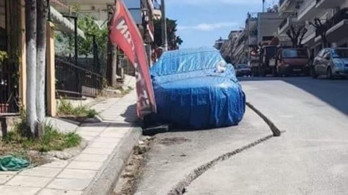 «Έκοψαν» τον δρόμο γύρω από αυτοκίνητο για να βάλουν οπτικές ίνες 
