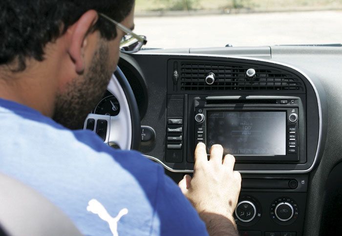 Η χρήση του ηχοσυστήματος εν κινήσει είναι μία από τις πιο κλασικές αιτίες απόσπασης της προσοχής του οδηγού.