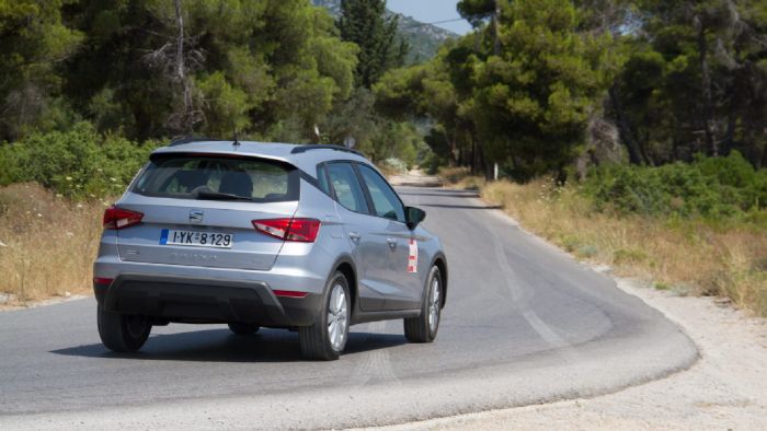 Το SEAT Arona TGI καταφέρνει να μην δείχνει το παραπάνω βάρος του παραμένοντας άνετο και ασφαλές σε όλες τις συνθήκες.