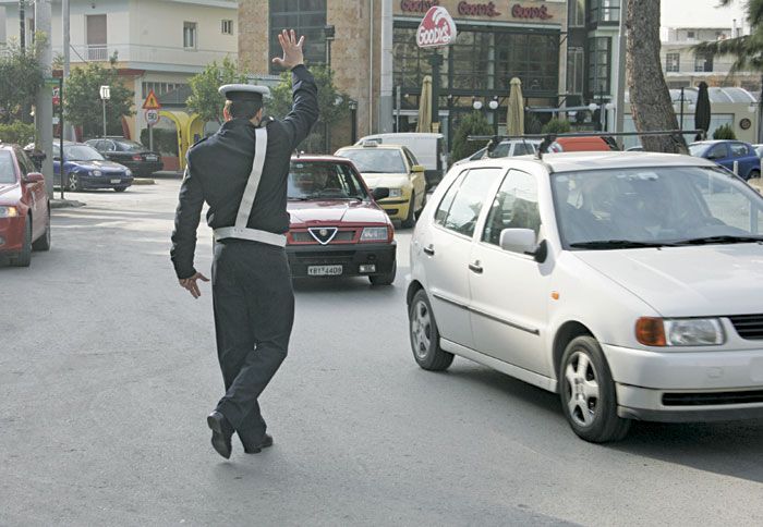 Έλεγχοι και πρόστιμα για τα ανασφάλιστα οχήματα δρομολογούνται από το κράτος και την ένωση ασφαλιστικών εταιριών. 