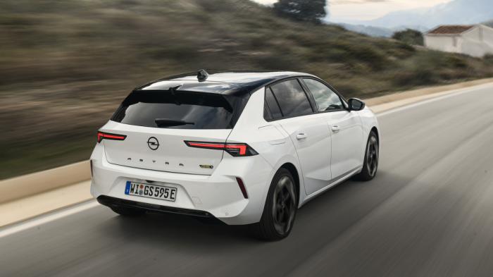 Η Opel έδωσε στο Astra GSe την ισορροπία που χρειάζεται ένα τέτοιο όχημα μεταξύ πρόσφυσης και άνεσης. Xάρη στα αυτορυθμιζόμενα αμορτισέρ Koni με τεχνολογία FSD μπορεί να «αλλάζει» χαρακτήρα αναλόγως τ