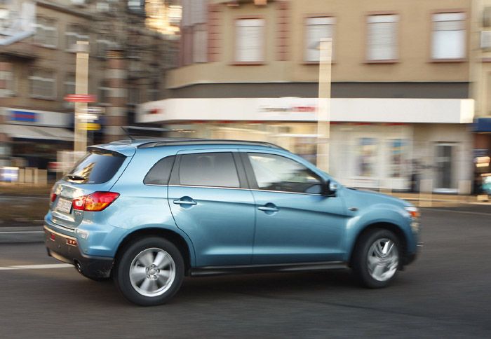 Πάντα σταθερό και άνετο, το Mitsubishi ASX κινείται με την ίδια άνεση και ευελιξία τόσο στην πόλη όσο και στον χωματόδρομο. Πάντα σταθερό και άνετο, το Mitsubishi ASX κινείται με την ίδια άνεση και ευελιξία τόσο στην πόλη όσο και στον χωματόδρομο.