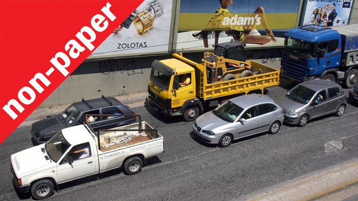 Τα οδικά δίκτυα ενισχύθηκαν μόνο με την Αττική Οδό που ήρθε αργά και με κόστος ενώ στις εσωτερικές μετακινήσεις, εντός λεκανοπεδίου, δεν συντέλεσε αρκετά. Υπάρχει ανάγκη για δρόμους.