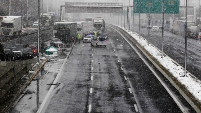 Τεράστια προβλήματα στην κυκλοφορία στις μεγαλύτερες οδικές αρτηρίες της χώρας. Κλειστή η Κατεχάκη, μεγάλες καθυστερήσεις στην Λ. Μαραθώνος. 