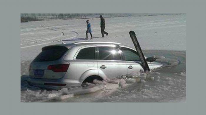 Οι τρεις επιβάτες του Audi Q7 κατάφεραν να δραπετεύσουν στο τσακ από τα παράθυρά του, πριν αυτό βυθιστεί κάτω από τον πάγο.
