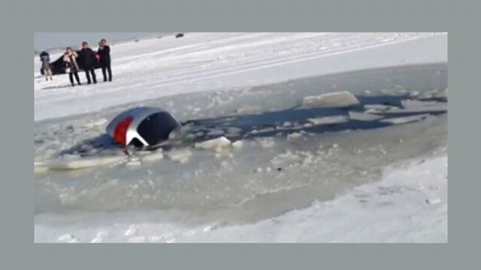 Μέσα σε μόλις 5 λεπτά, το Audi Q7 βυθίστηκε πλήρως κάτω από τον πάγο. Ευτυχώς ήταν το μόνο θύμα της παραλίγο τραγωδίας.