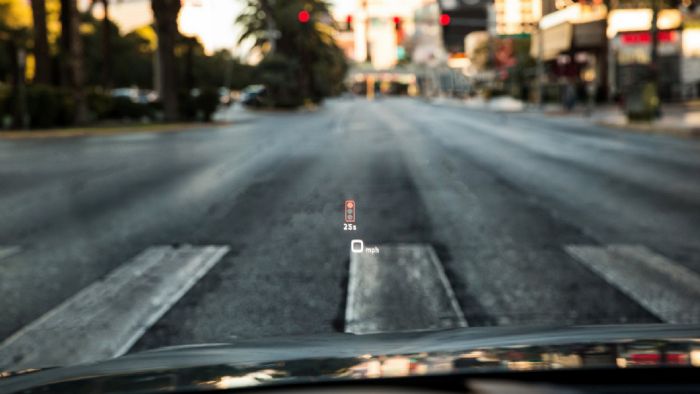 Η λειτουργία Time-to-Green εξαρτάται από τη συνδεσιμότητα 4G/LTE για να λάβει δεδομένα. Αν είναι κόκκινο το φανάρι, εμφανίζεται στο παρμπρίζ (Head-Up Display) μία αντίστροφη μέτρηση του χρόνου που απαιτείται για να γίνει πράσινο. Η λειτουργία Time-to-Green εξαρτάται από τη συνδεσιμότητα 4G/LTE για να λάβει δεδομένα. Αν είναι κόκκινο το φανάρι, εμφανίζεται στο παρμπρίζ (Head-Up Display) μία αντίστροφη μέτρηση του χρόνου που απαιτείται για να γίνει πράσινο.