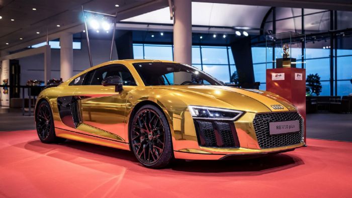 Το εικονιζόμενο R8 έχει ντυθεί σε χρυσό χρώμα και είναι διαθέσιμο προς πώληση, στο Audi Forum Neckarsulm, λόγω της νίκης του στα βραβεία Golden Steering Wheel. 