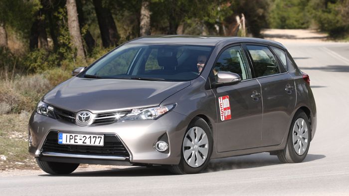 Στο δρόμο, το Auris είναι άνετο, με καλή ποιότητα κύλισης και φιλτράρισμα των ανωμαλιών. Το χαμηλό κέντρο βάρους το βοηθάει στις στροφές. Στο δρόμο, το Auris είναι άνετο, με καλή ποιότητα κύλισης και φιλτράρισμα των ανωμαλιών. Το χαμηλό κέντρο βάρους το βοηθάει στις στροφές.