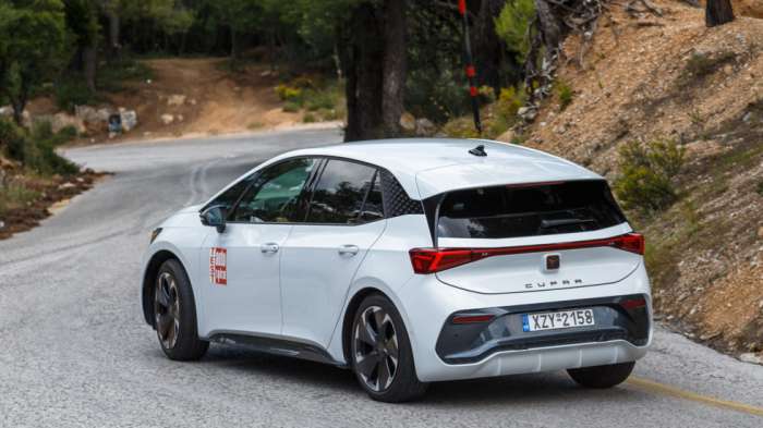 Με πολλαπλούς συνδέσμους πίσω, το CUPRA Born eBoost θα περάσει τις ανωμαλίες χωρίς να θορυβεί ή να φέρνει κραδασμούς στην καμπίνα και ταυτόχρονα θα ελέγξει απόλυτα την κλίση και τις αντιδράσεις στις σ Με πολλαπλούς συνδέσμους πίσω, το CUPRA Born eBoost θα περάσει τις ανωμαλίες χωρίς να θορυβεί ή να φέρνει κραδασμούς στην καμπίνα και ταυτόχρονα θα ελέγξει απόλυτα την κλίση και τις αντιδράσεις στις σ