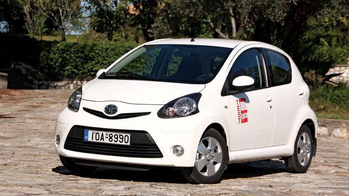 Η ανανεωμένη έκδοση του Aygo εξασφαλίζει -0,3 λτ./100 χλμ. κατανάλωση και μηδενικά τέλη για τη χειροκίνητη έκδοση. Η ανανεωμένη έκδοση του Aygo εξασφαλίζει -0,3 λτ./100 χλμ. κατανάλωση και μηδενικά τέλη για τη χειροκίνητη έκδοση.