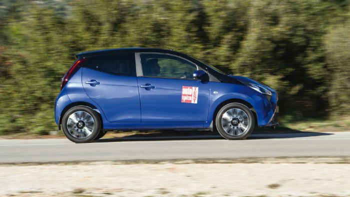 Το Toyota Aygo είναι αισθητά πιο οικονομικό σε κατανάλωση καυσίμου, η μέση τιμή της οποίας δεν ξεπερνά τα 5,0 λτ./100 χλμ. Η μακριά κλιμάκωση του κιβωτίου όμως επηρεάζει τις ρεπρίζ…
