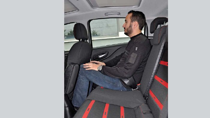 To Fiat Punto προσφέρει αρκετά καλούς χώρους για 2 ενήλικες στο πίσω κάθισμα. Πολύ καλός είναι και ο όγκος του πορτ-μπαγκάζ.
