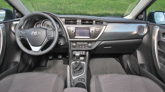 Εργονομικό, πρακτικό και με πολύ καλή ποιότητα κατασκευής το εσωτερικό του Toyota Auris.