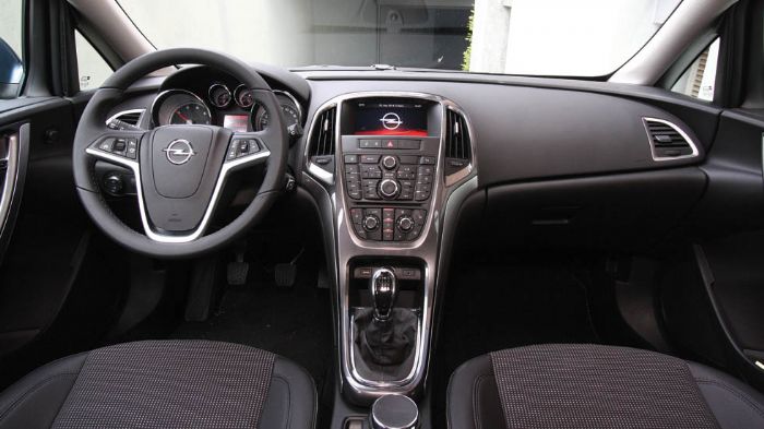 Το εσωτερικό του Opel Astra κερδίζει τις εντυπώσεις με τη σχεδίασή του, παρότι τα πολλά κουμπιά στην κονσόλα απαιτούν εξοικείωση. 