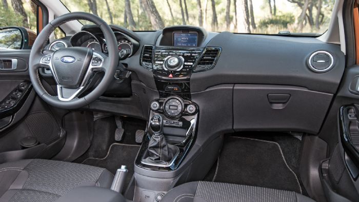 Πιο ενδιαφέρον αισθητικά είναι σαφώς το εσωτερικό του Ford Fiesta. Ο σπορτίφ  του διάκοσμος και η ποιότητα των υλικών κερδίζουν τις εντυπώσεις.