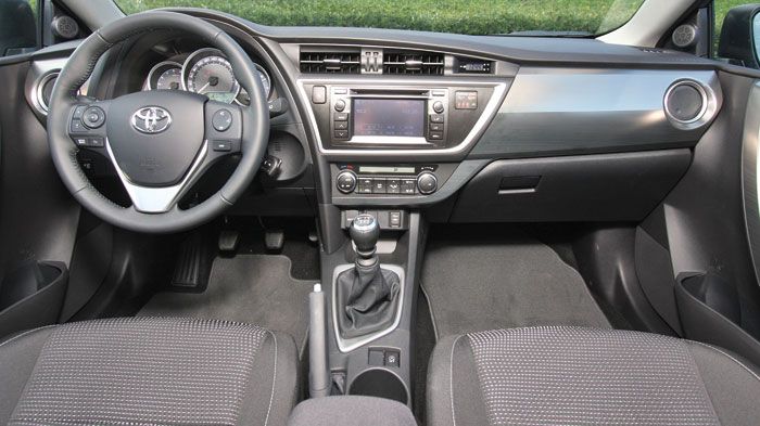 To Τoyota Auris έχει πολύ ποιοτικά υλικά με σωστό φινίρισμα και συναρμογή, ενώ η σχεδίαση είναι λιτή, γεμάτη ακμές. To Τoyota Auris έχει πολύ ποιοτικά υλικά με σωστό φινίρισμα και συναρμογή, ενώ η σχεδίαση είναι λιτή, γεμάτη ακμές.