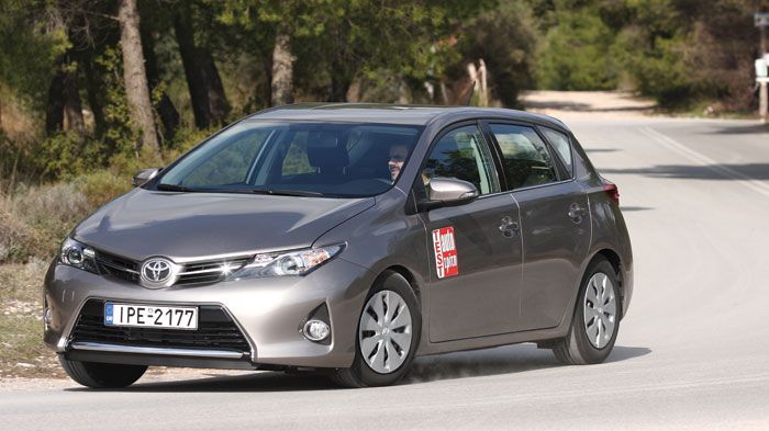 Το Toyota Auris είναι άνετο, με καλή ποιότητα κύλισης και σωστό φιλτράρισμα των ανωμαλιών. Το χαμηλό κέντρο βάρους το βοηθάει στις στροφές.