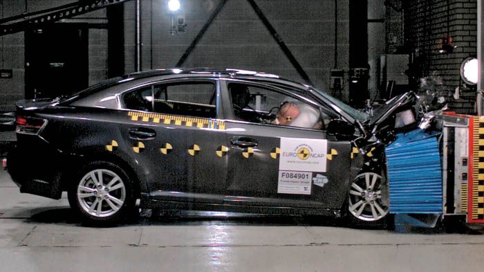 Πέντε αστέρια και υψηλές επιμέρους βαθμολογίες για τις δοκιμές πρόσκρουσης του Toyota Avensis.