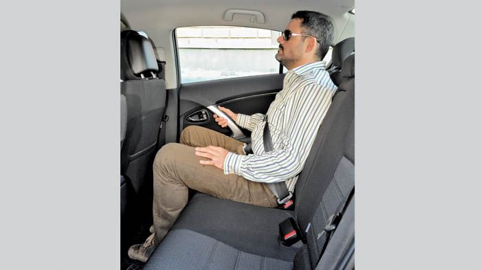 Μπόλικο χώρο για τα γόνατα και τα κεφάλια των πίσω επιβατών προσφέρει το Toyota Avensis.