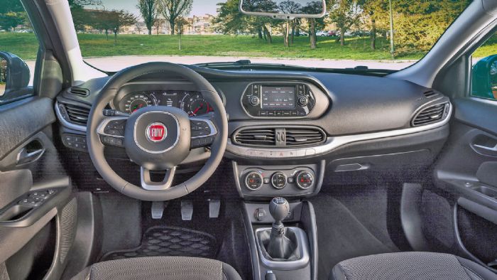 Το Fiat Tipo στην σεντάν έκδοσή του είναι κομψό και στο εσωτερικό του με καλή ποιότητα και προσεγμένο φινίρισμα.