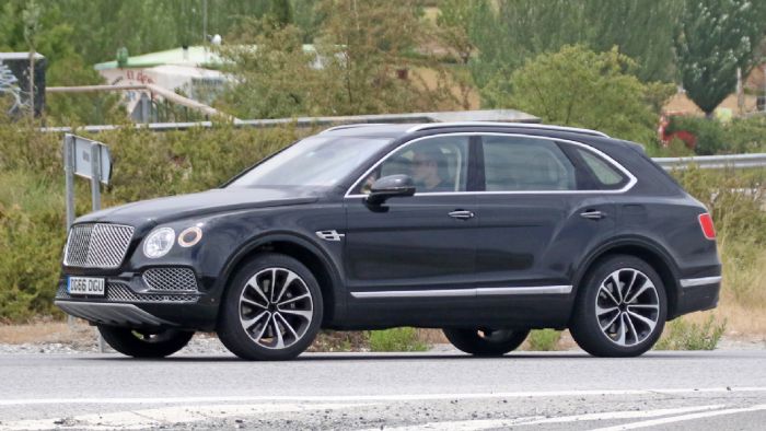 H Bentley θα κάνει το 2018 τα πρώτα της βήματα προς την ηλεκτροκίνηση, λανσάροντας μια plug-in hybrid έκδοση της Bentayga, η οποία συνελήφθη να υποβάλλεται σε δοκιμές εξέλιξης. 